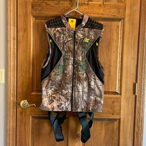 NWOT, HUNTER SAFETY SYSTEM VEST, L-XL, REALTREE CAMO PATTERN